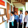 Cử tri dân tộc Mường, huyện Nho Quan xem danh sách cử tri được niêm yết. (Nguồn: báo Ninh Bình)