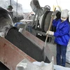 Sản xuất phân bón tại Công ty cổ phần Phân lân nung chảy Văn Điển (Hà Nội). (Ảnh: Hoàng Hùng/TTXVN)