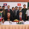 Lãnh đạo hai tỉnh Kon Tum-Attapeu ký biên bản xác nhận kết quả tăng dày, tôn tạo hệ thống mốc quốc giới Việt-Lào. (Ảnh: Trần Lê Lâm/TTXVN)