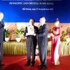 Lãnh đạo tỉnh Hải Dương trao giấy phép đầu tư cho đại diện liên doanh Pacific và Crystal. (Ảnh: Tiến Duẩn/Vietnam+) 