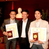 Bí thư thứ nhất Trung ương Đoàn, Võ Văn Thưởng trao Giải thưởng Sao tháng Giêng cho các cá nhân và đơn vị thanh niên Việt Nam tại Pháp. (Nguồn: Vietnam+)