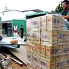 Đóng gói nước uống cho vào container gửi tới nhà giáo viên họ Vương. (Nguồn: AFP)