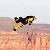 Yves Rossy, người bay nổi tiếng của Thụy Sĩ, trình diễn bay lượn ở Grand Canyon, Mỹ. (Nguồn: Internet)