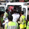 Xác nhà ngoại giao Arập Xêút được chuyển lên xe cứư thương đưa về một bệnh viện ở Karachi. (Nguồn: Getty Images)