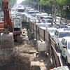 Cảnh tắc đường ở Thành phố Hồ Chí Minh do vướng các lô cốt xây dựng chiếm dụng phần lớn mặt đường.( Ảnh: Hoàng Hảo/TTXVN)
