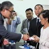 Đại diện hội Hàn kiều trao số tiền 3.000 USD hỗ trợ gia đình cô dâu Hoàng Thị Nam. (Nguồn: VNE)