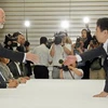 Đại diện Chính phủ Nhật, Yukio Edano (phải) gặp đại diện IAEA, Mike Weightman tại buổi hội đàm giữa hai bên. (Nguồn: Getty Images)