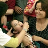 Cho trẻ uống vitamin A tại lễ phát động ngày vi chất dinh dưỡng ở Hà Nội. (Ảnh: Dương Ngọc/TTXVN)