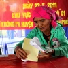 Đồng bào dân tộc Ê đê ở buôn Khăm, xã Krông Pa (tỉnh Phú Yên) bỏ phiếu bầu. (Ảnh: Thế Lập/TTXVN)