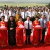 Chủ tịch nước Nguyễn Minh Triết và các vị lãnh đạo dự lễ cắt băng khánh thành khu mộ bà Hoàng Thị Loan. (Ảnh: Nguyễn Khang/TTXVN)