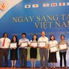 Các tác giả ý tưởng nhận giải thưởng Ngày Sáng tạo Việt Nam 2011. (Ảnh: Trần Việt/TTXVN)