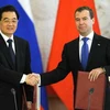 Lãnh đạo Nga và Trung Quốc bắt tay nhau sau lễ ký kết các văn kiện hợp tác giữa hai nước. (Nguồn: Getty Images)