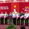 Chủ tịch, các Phó Chủ tịch Ủy ban Nhân dân và Ủy viên Ủy ban Nhân dân tỉnh ra mắt. (Ảnh: Quốc Việt/TTXVN)