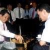 Chủ tịch nước Nguyễn Minh Triết chơi cờ với Chủ tịch FIDE Kirsan Ilyumzhinov. (Ảnh: Hoàng Hải/TTXVN)