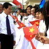 Chủ tịch nước Nguyễn Minh Triết chúc mừng học sinh trường Him Lam có nơi học tập mới. (Ảnh: Duy Khương/TTXVN)