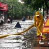 Tiêu thoát nước trên đường phố Hà Nội bị ngập úng do mưa lớn. (Ảnh: Minh Đông/TTXVN)