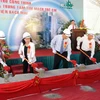 Phó Thủ tướng Nguyễn Thiện Nhân và lãnh đạo Bộ Y tế, Bệnh viện Bạch Mai động thổ khởi công xây dựng công trình. (Ảnh: Dương Ngọc/TTXVN)