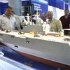 Khách tham quan một mô hình tàu chiến của Pháp ở triển lãm. (Nguồn: AP)