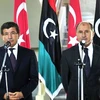 Ngoại trưởng Thổ Nhĩ Kỳ Ahmet Davutoglu (trái) phát biểu trước báo chí bên cạnh lãnh đạo NTC Mustafa Abdel Jalil ở Benghazi. (Nguồn: Reuters)