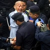 Cảnh sát Malaysia bắt giữ một người biểu tình. (Nguồn: AP)