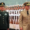 Tổng tham mưu trưởng PLA, Trần Bính Đức và người đồng cấp Mỹ Mike Mullen duyệt đội danh dự PLA, ngày 11/7. (Nguồn: ChinaNews.com) 