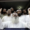 Một lãnh tụ Hồi giáo biểu thị sự sùng đạo trong cuọc biểu tình ở Dhaka. (Nguồn: Reuters)