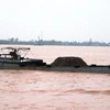 Một ghe tàu chở cát trên sông Hậu. (Nguồn: báo Đồng Tháp)