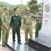 Lực lượng vũ trang hai nước phối hợp bảo vệ cột mốc biên giới 605 trên biên giới Việt Lào. (Ảnh: Anh Tôn/TTXVN)
