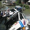 Hiện trường vụ sập cầu Bình Cách vì xe tải chở 40,8 tấn gạo đi qua. (Ảnh: Thanh Bình/Vietnam+)