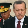 Tổng Tham mưu trưởng, Isik Kosaner (trái) và nhiều tướng lĩnh Thổ Nhĩ Kỳ từ chức vì những bất đồng với Thủ tướng Erdogan (phải). (Nguồn: Getty Images)