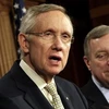 Lãnh đạo phe đa số của đảng Dân chủ tại Thượng viện, Harry Reid (trái) phát biểu sau buổi bỏ phiếu của Thượng viện với dự luật nâng trần nợ công. (Nguồn: Reuters)