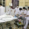 ấp cứu các nạn nhân vụ cháy tại Bệnh viện Việt Tiệp. (Ảnh: Minh Thu/TTXVN)