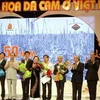 Lãnh đạo Đảng, Nhà nuớc tặng hoa các cá nhân, tập thể đóng góp vì nạn nhân da cam. (Ảnh: Dương Ngọc/TTXVN)