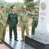 Lực lượng vũ trang hai nước phối hợp bảo vệ cột mốc biên giới Việt-Lào. (Ảnh: Anh Tôn/TTXVN)
