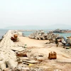 Thi công đê chắn sóng khu hậu cần nghề cá trên đảo Cô Tô. (Nguồn: báo Quảng Ninh)