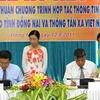 Ông Đinh Quốc Thái - Chủ tịch tỉnh Đồng Nai và ông Trần Mai Hưởng - Tổng Giám đốc TTXVN ký kết thỏa thuận hợp tác. (Ảnh: Phương Vy/TTXVN)