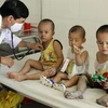 Khám, điều trị cho trẻ bị bệnh tay-chân-miệng tại Bệnh viện Đa khoa Đà Nẵng. (Ảnh: Dương Ngọc/TTXVN)