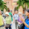 Hướng dẫn viên du lịch đang giới thiệu về Thành phố Hồ Chí Minh với khách du lịch Hàn Quốc. (Nguồn: sggp.org.vn)