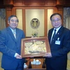 Đại sứ Việt Nam trao tặng phẩm lưu niệm cho Chủ tịch Quốc hội Thái Lan. (Ảnh: Ngọc Tiến/Vietnam+)