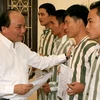 Phó Thủ tướng Nguyễn Xuân Phúc trao quyết định đặc xá cho các phạm nhân. (Ảnh: Thống Nhất/TTXVN) 