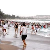 Du khách và người dân địa phương tắm biển tại khu du lịch Đồi Dương-Thương Chánh (Phan Thiết). (Ảnh: Nguyễn Thanh/TTXVN)