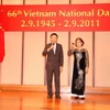 Tổng Lãnh sự Việt Nam tại Hong Kong Nguyễn Thị Nhã và giáo sư Chan nâng cốc chúc mừng Quốc khánh Việt Nam. (Ảnh: Hà Ngọc/Vietnam+)