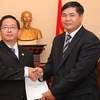 Thứ trưởng Ngoại giao, Đoàn Xuân Hưng (phải) trao “Quyết định Lãnh sự Danh dự” của Bồ Đào Nha ở Hà Nội cho ông Trần Kim Chung. (Ảnh: P.V/Vietnam+) 