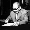 Chủ tịch Hội đồng Nhà nước Võ Chí Công ký công bố Hiến pháp năm 1992. (Nguồn: TTXVN)