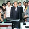 Chủ tịch Quốc hội Nguyễn Sinh Hùng thăm Ban Biên tập tin đối ngoại của TTXVN. (Ảnh: Tấn Sáng/TTXVN)