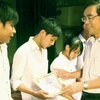 Trao học bổng khuyến học cho sinh viên có hoàn cảnh khó khăn ở tỉnh Quảng Trị. (Ảnh: Hồ Cầu/TTXVN) 