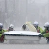Các nhân viên cứu hộ sơ tán người dân và phương tiện giao thông ở Nagoya, Nhật Bản, ngày 20/9. (Nguồn: JIJI PRESS) 