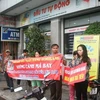 Các khách hàng là nạn nhân của vụ án "lừa đảo, chiếm đoạt tài sản" căng băng rôn trước trụ sở chi nhánh ngân hàng Agribank Hùng Vương sáng 22/9. (Nguồn: báo Dân trí)