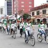 Các bạn trẻ Thành phố Hồ Chí Minh đạp xe diễu hành hưởng ứng Chiến dịch “Hành tinh chuyển động.” (Ảnh: Mạnh Linh/TTXVN)