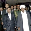 Tổng thống Sudan, Omar al-Bashir (phải) đòn Tổng thống Iran, Mahmoud Ahmadinejad (trái). (Nguồn: AP)